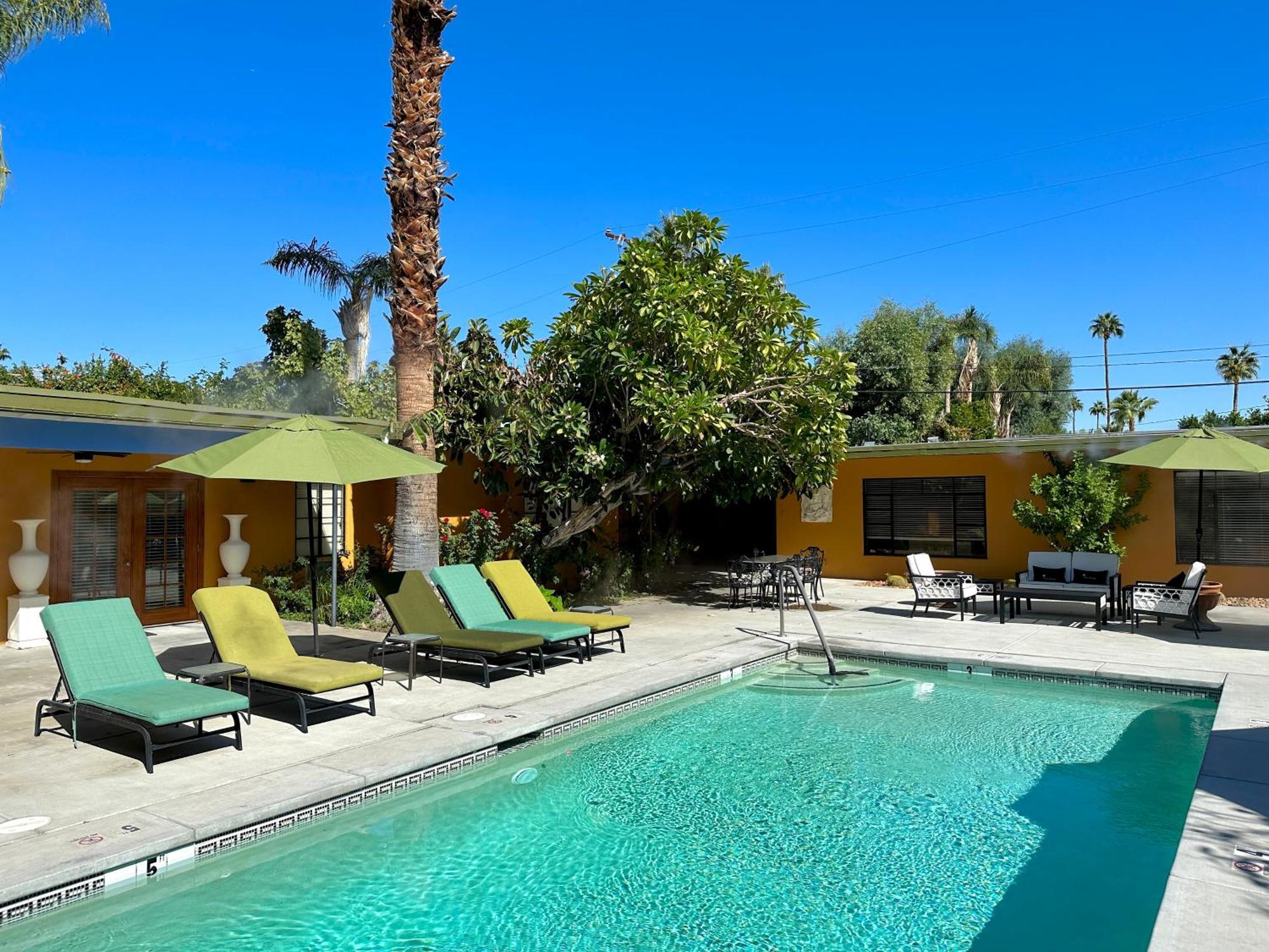 Vista Grande - A Gay Men's Palm Springs