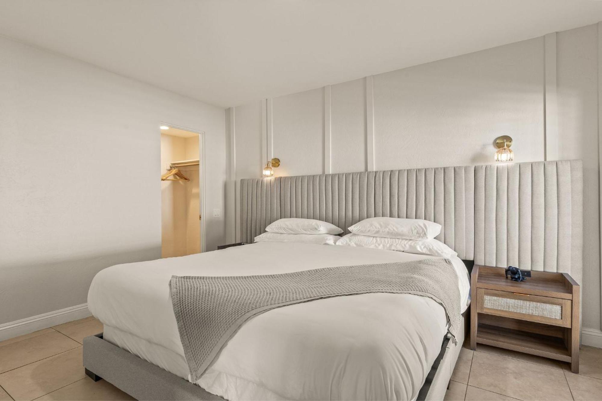 Casa Oliver & - A Men's Clothing Optional In *