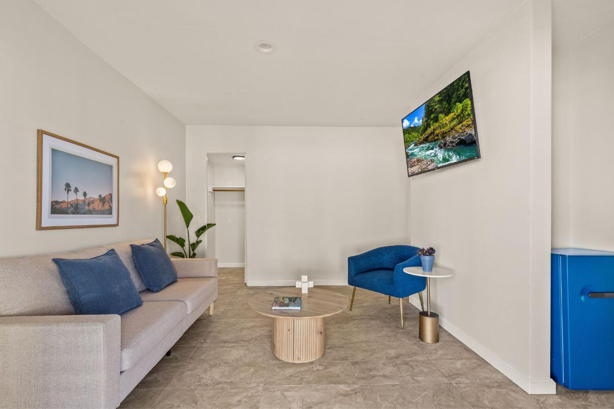 Casa Oliver & - A Men's Clothing Optional In *