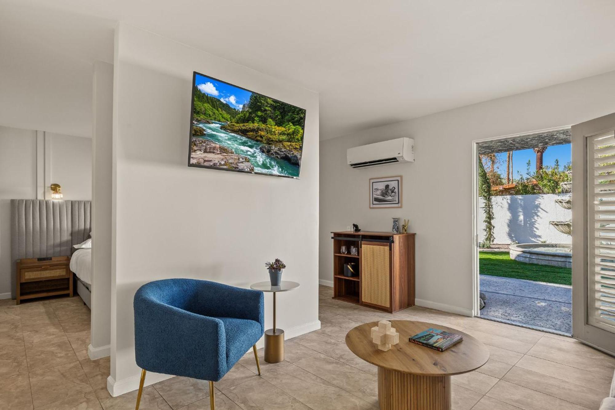 Casa Oliver & - A Men's Clothing Optional In *