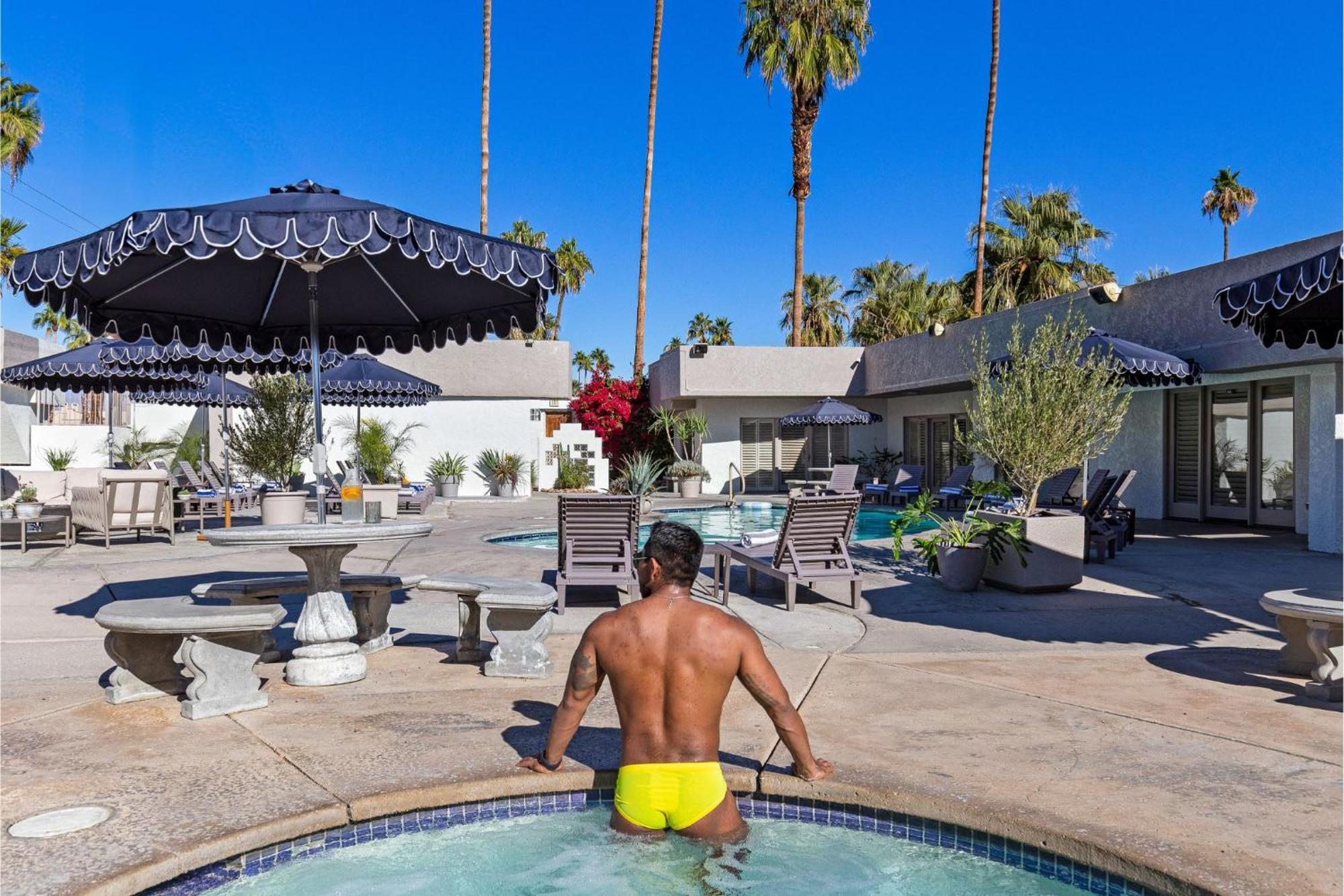 Casa Oliver & - A Men's Clothing Optional In *