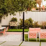 The Wesley Hotel By Avantstay Retro Spacious W Bbq Pool Spa