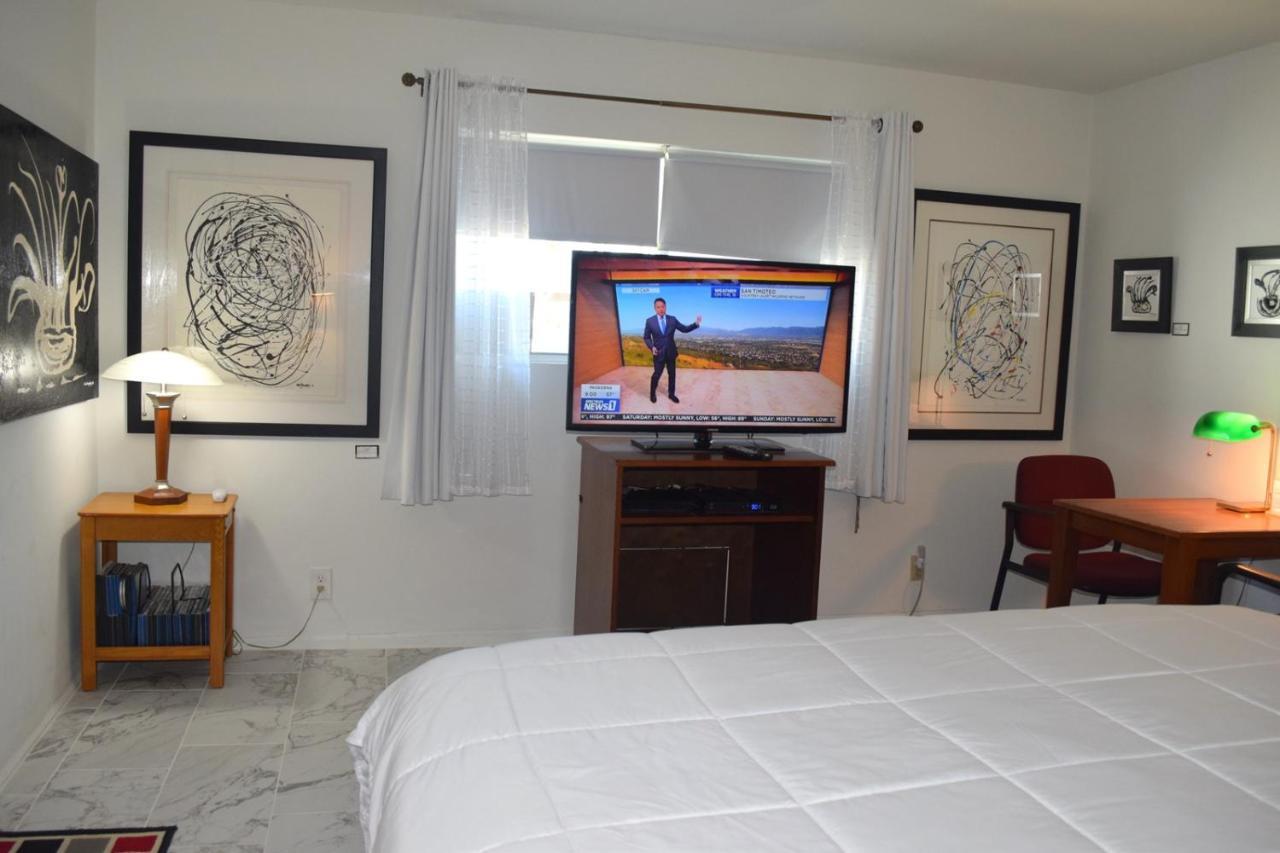 West Racquet Club Art Homestay