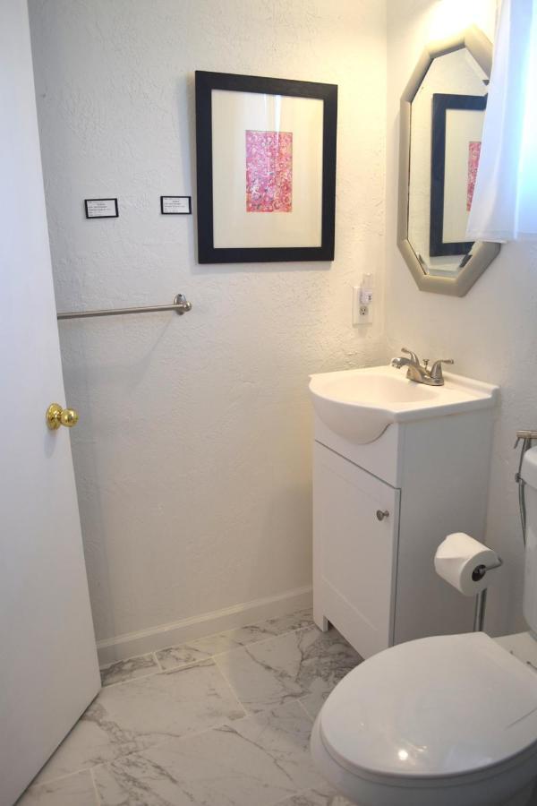 West Racquet Club Art Homestay