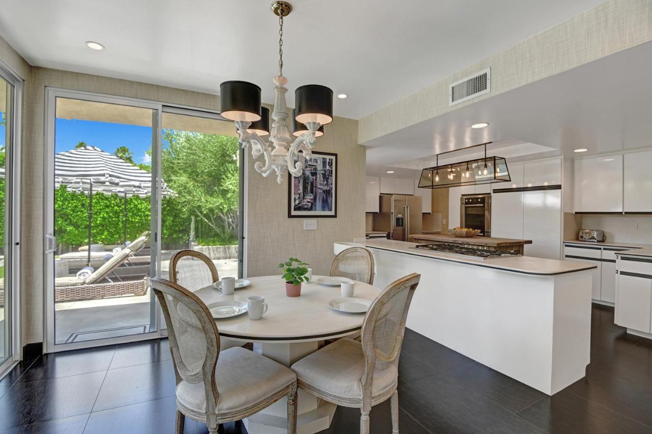 Canyon Palms Estate- Ultra-luxe, Pool, Spa, Firepit, Outdoor Kitchen & Holiday home