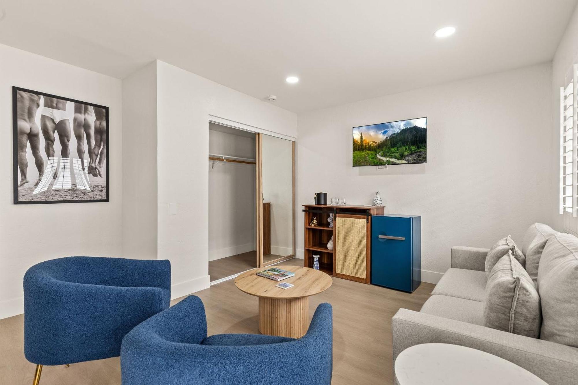 Casa Oliver & - A Men's Clothing Optional In *