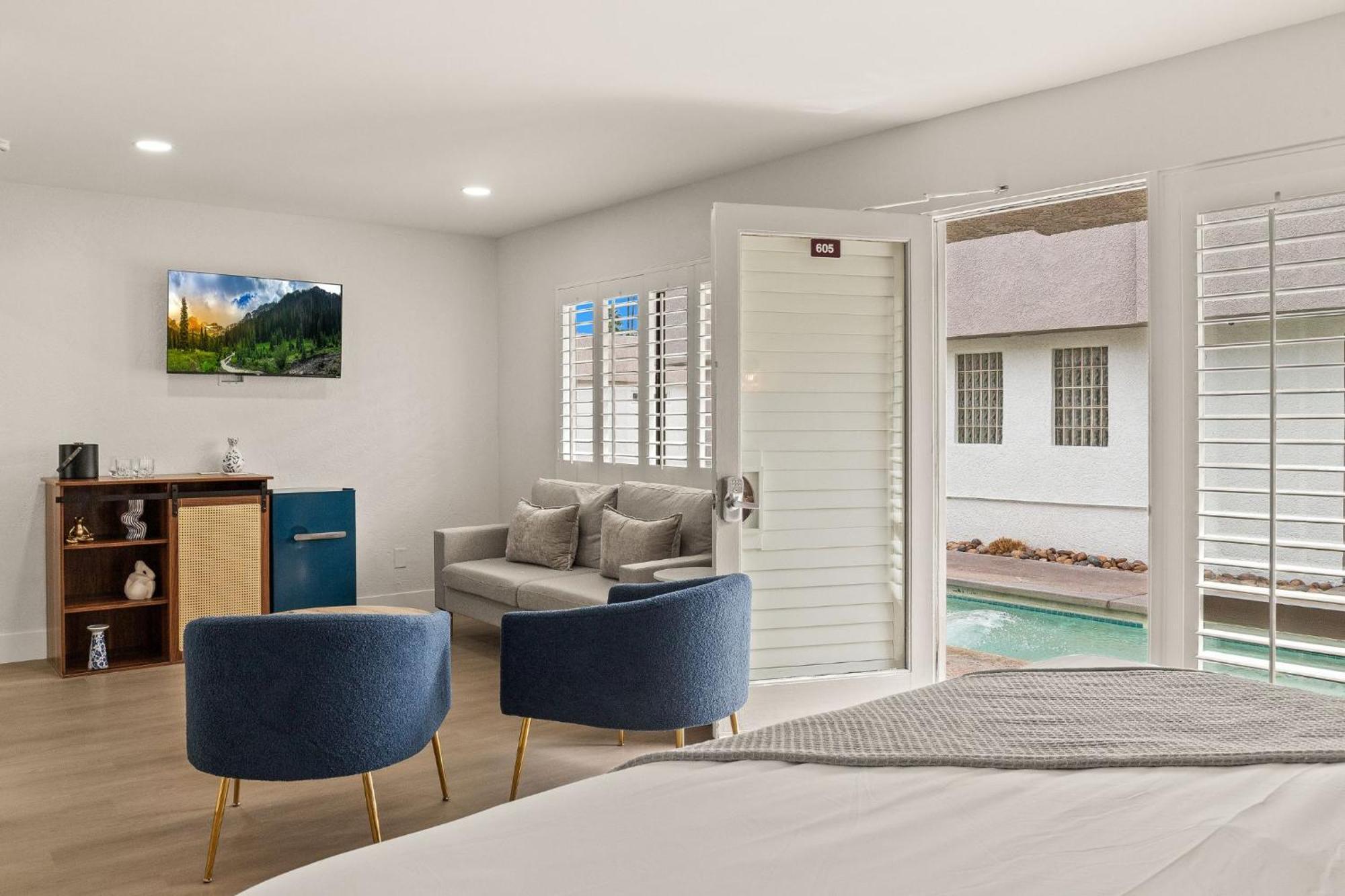 Casa Oliver & - A Men's Clothing Optional In