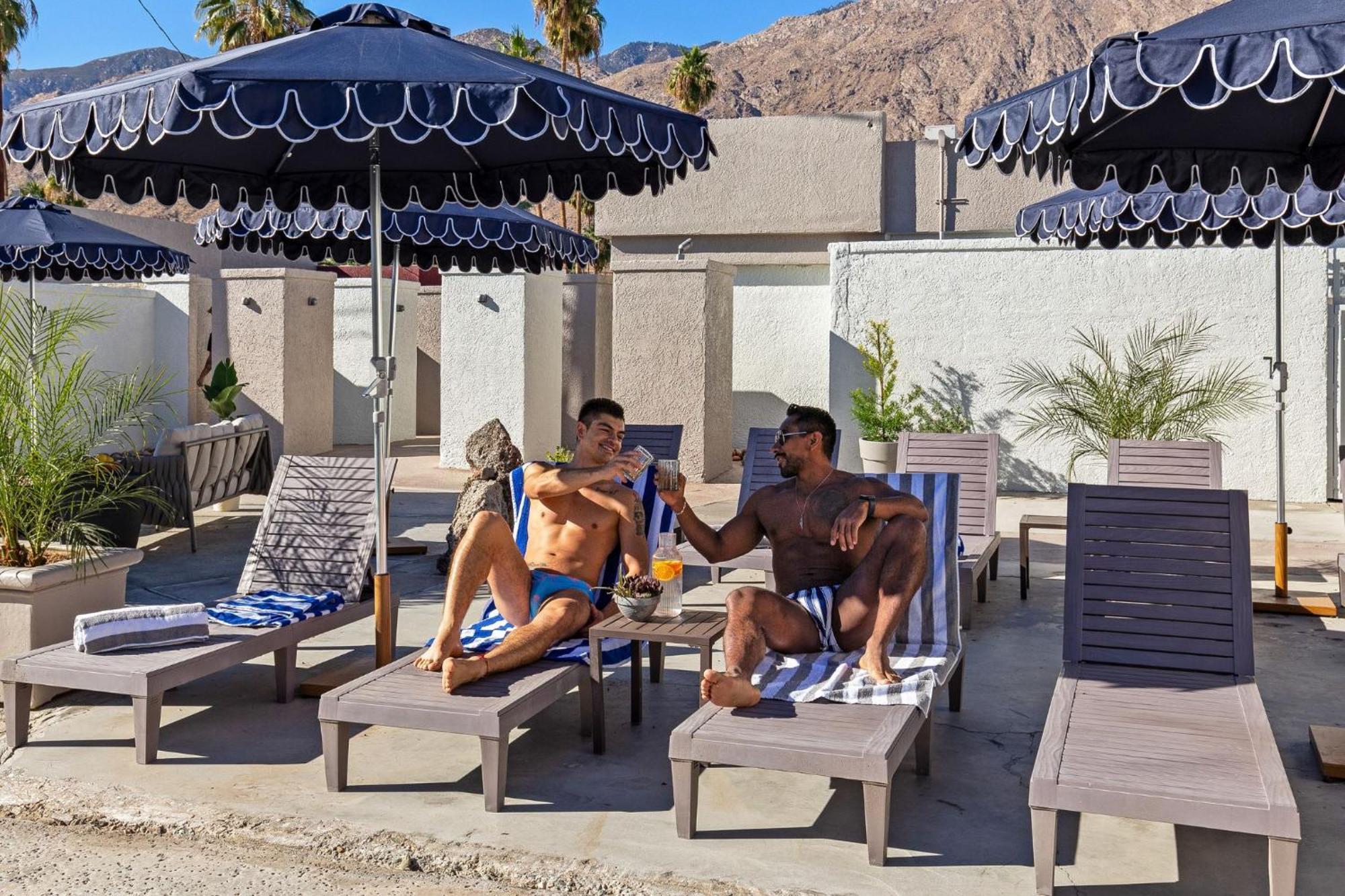 Casa Oliver & - A Men's Clothing Optional In *