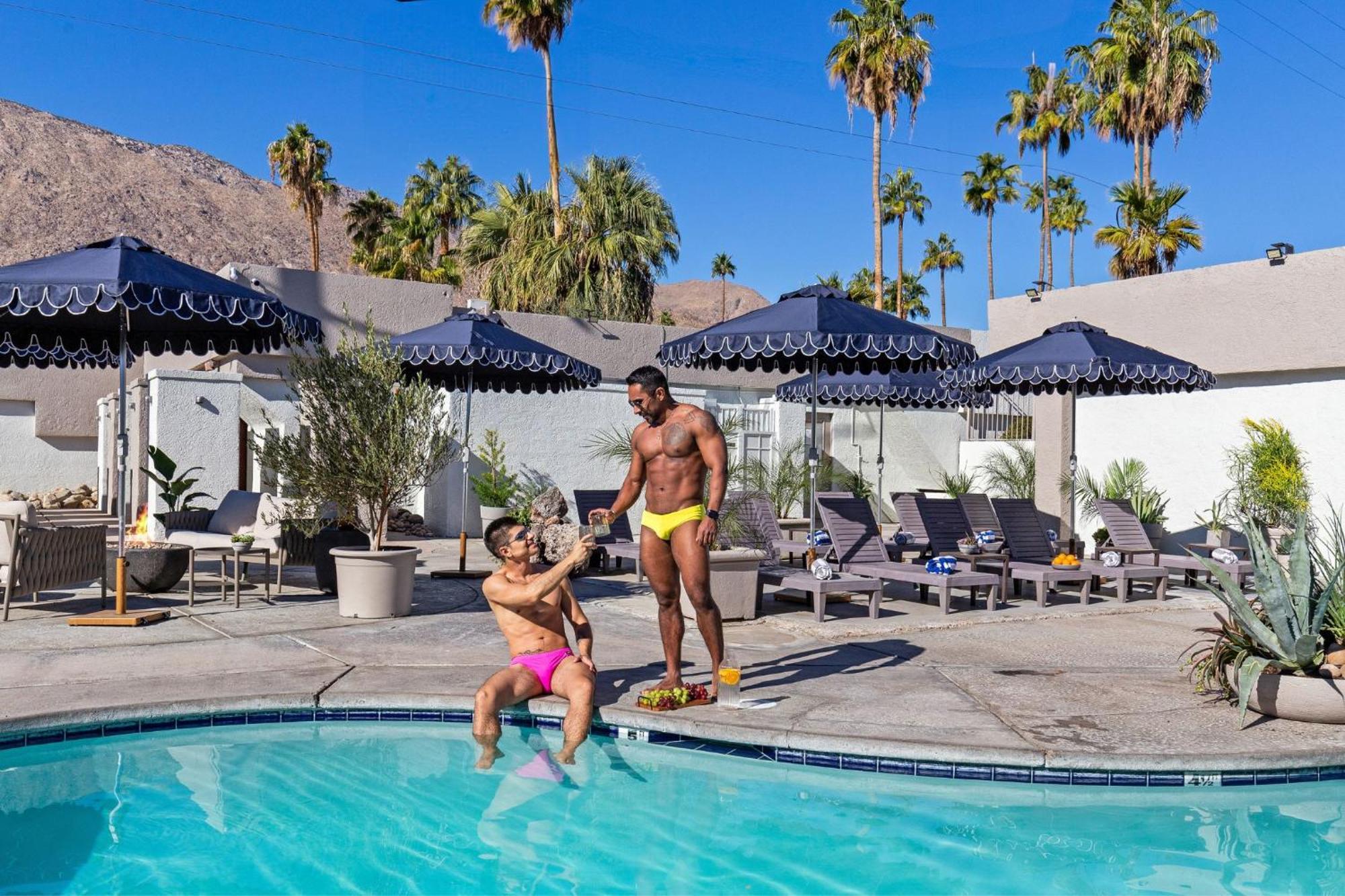 Casa Oliver & - A Men's Clothing Optional In