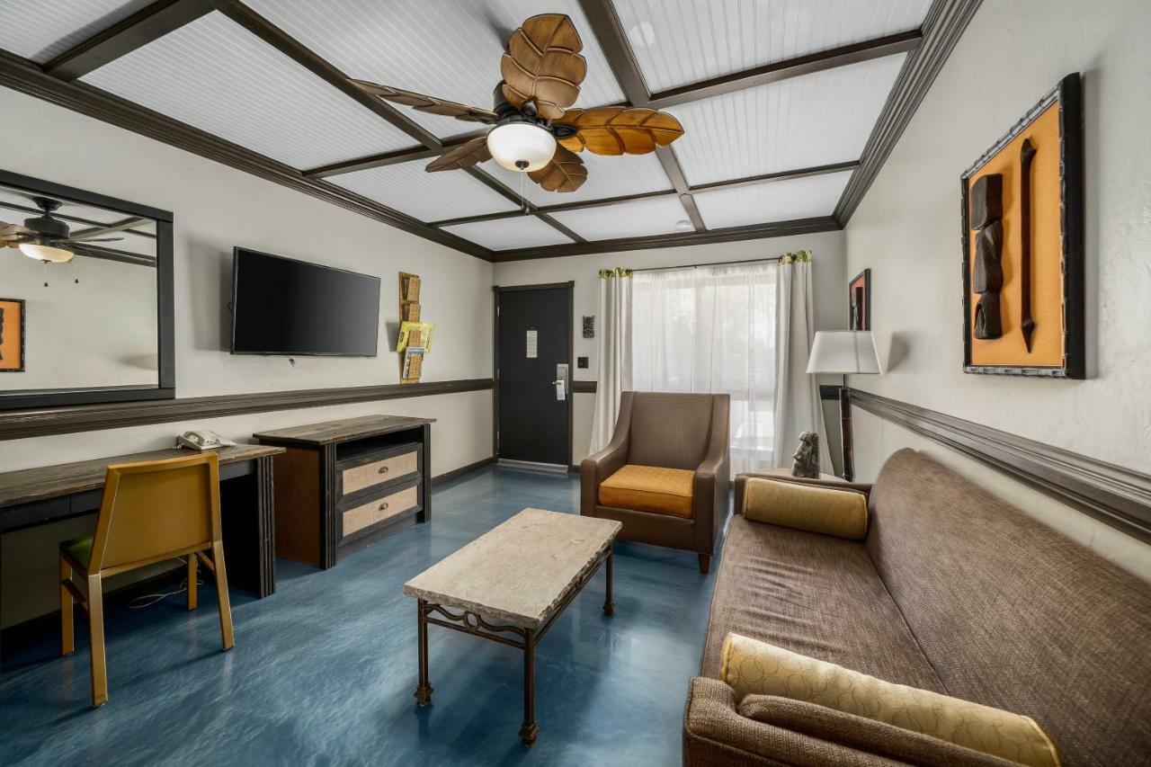 Caliente Tropics Hotel