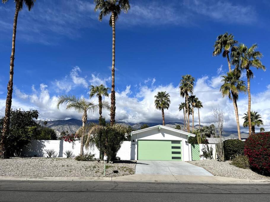 Wonderfully Reimagined 3bd 2bath Mid-century * Palm Springs