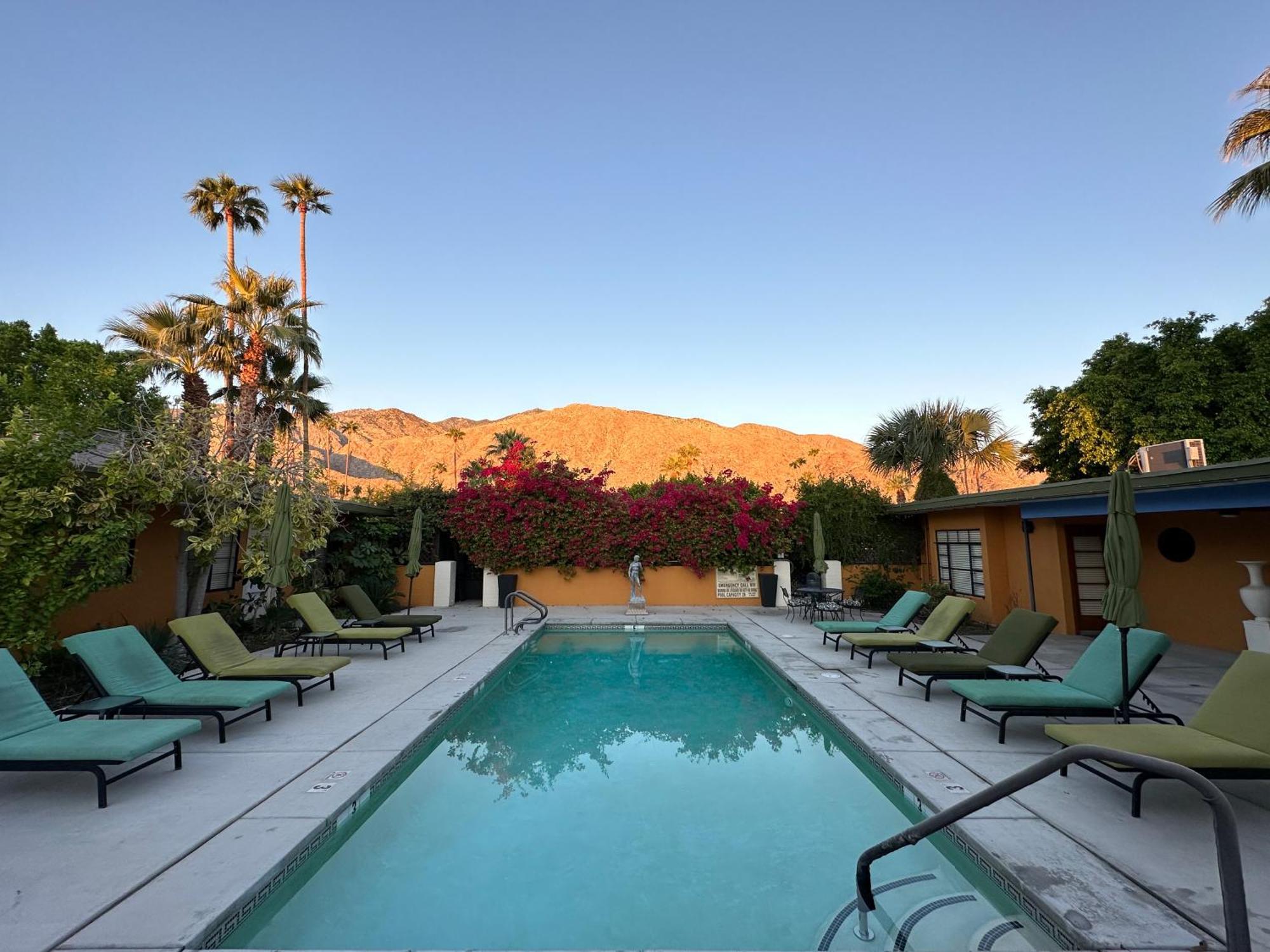 Vista Grande - A Gay Men's 4* Palm Springs