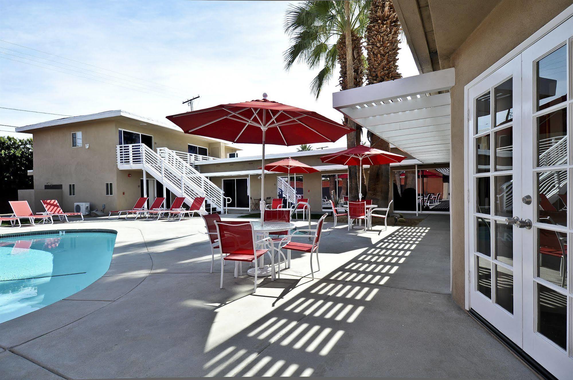 Hotel Bearfoot - Clothing Optional For Gay Men Palm Springs