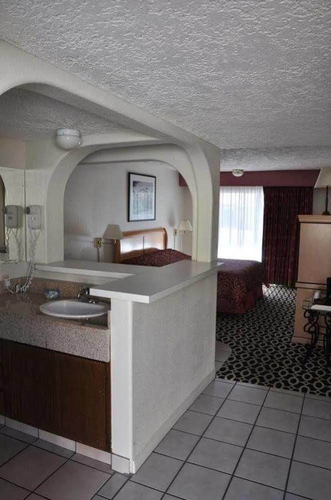 Delos Reyes Hotel Palm Springs